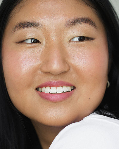 organic jojoba eye pencil applied on the eyes for a defined wing 