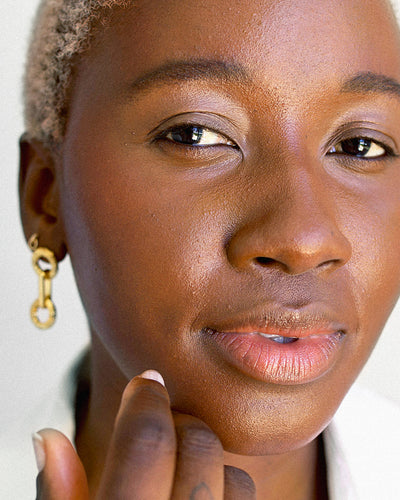 clean jojoba eye pencil applied around the eyed for a defined look 