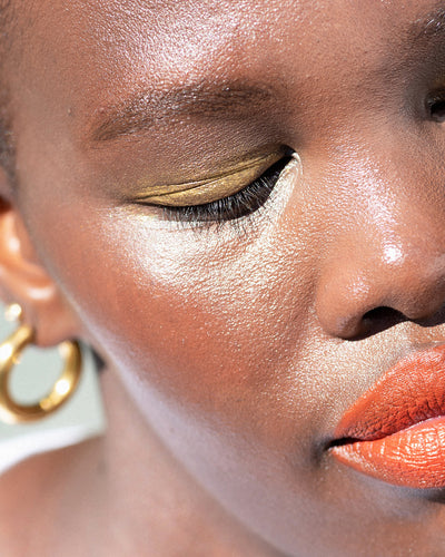 Natural jojoba eye pencil applied on the eyes for moisturised defined eye 