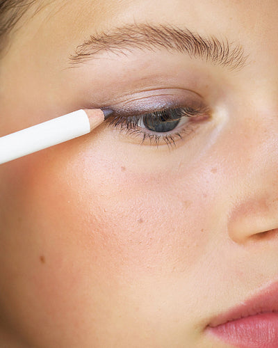 all-natural jojoba eye pencil applied on the eye for a hydrated smokey look   