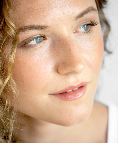 original natural almond mascara by Ere Perez applied on the eyelashes for stronger lifted lashes  