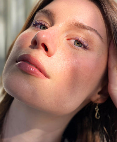 natural almond mascara by Ere Perez  applied on the eyes for a long-lasting colourful lift 