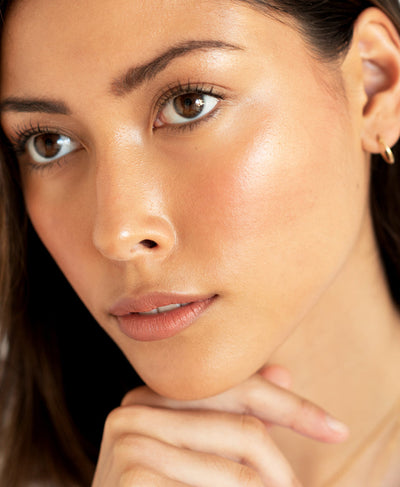 All-natural rice powder blush &amp; bronzer refill by Ere Perez applied for radiant skin 