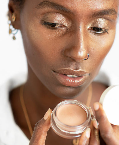 natural &amp; hydrating vanilla highlighter in pot and applied on skin for a glowy look 