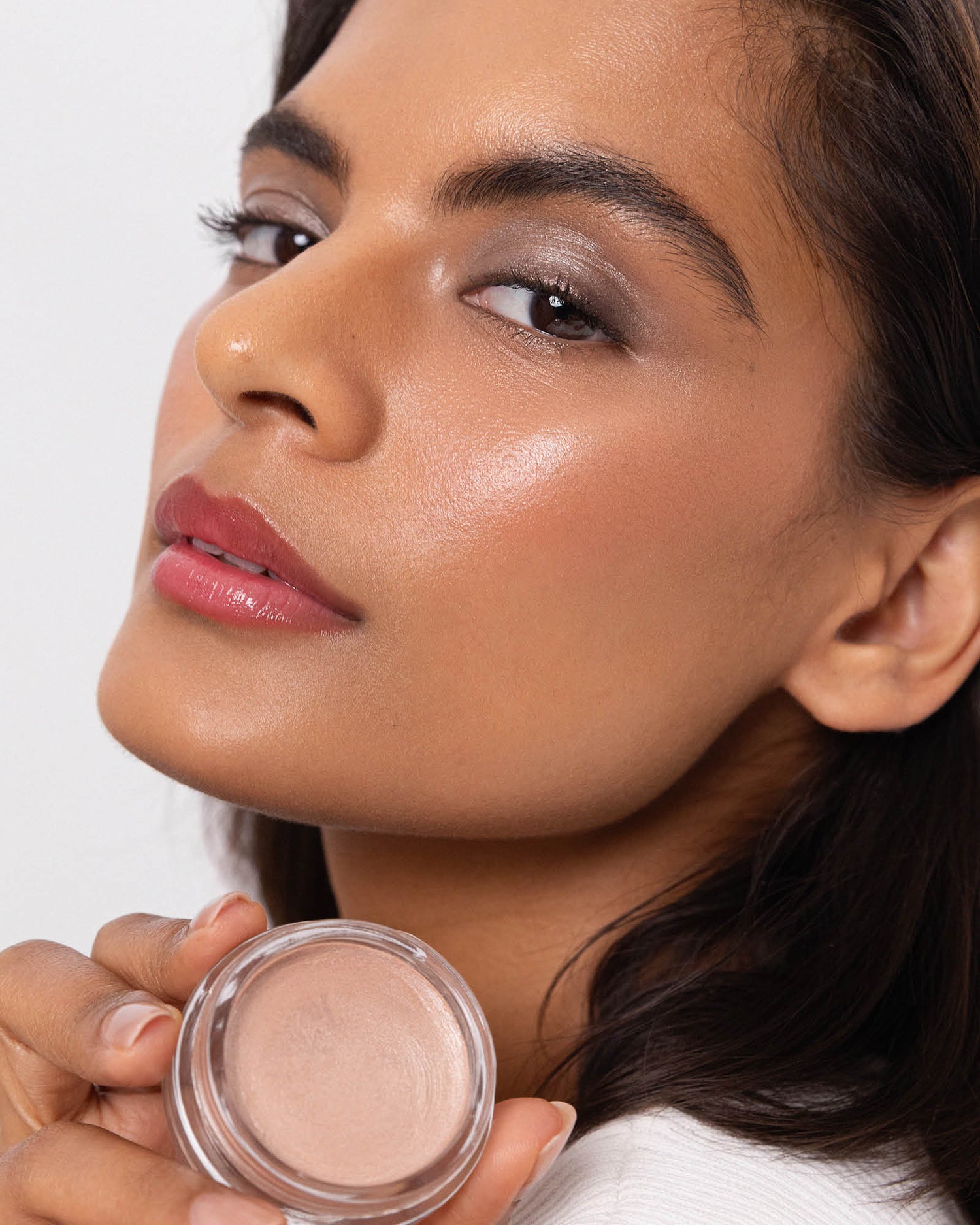 natural and sustainable vanilla highlighter Ere Perez applied on skin for a healthy shimmer 