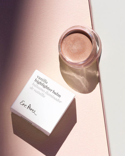 natural and sustainable vanilla highlighter Ere Perez applied on skin for a healthy shimmer 