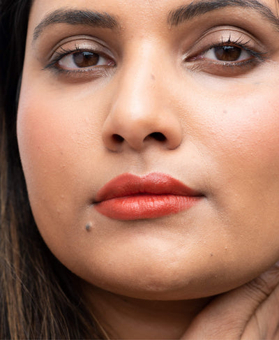 Gentle &amp; vegan arnica all-cover foundation applied on skin 