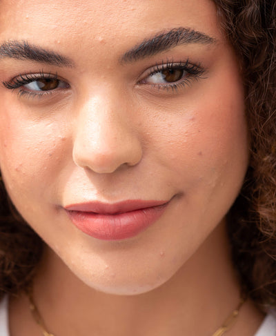 Natural and delicate arnica all-cover foundation by Ere Perez applied on skin 