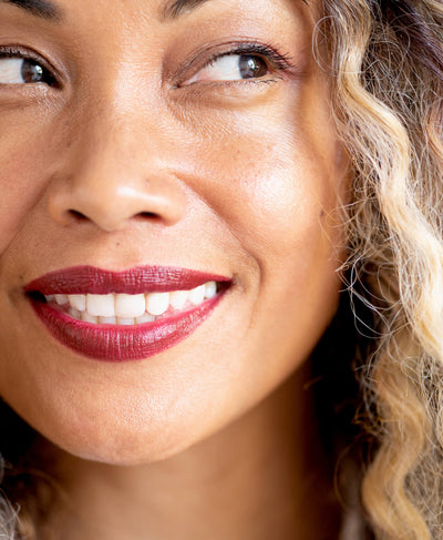 Cruelty-free &amp; vegan arnica all-cover concealer applied on gentle skin 