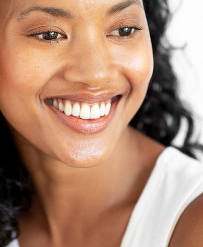 nourishing &amp; vegan arnica concealer applied on delicate skin for even complexion 