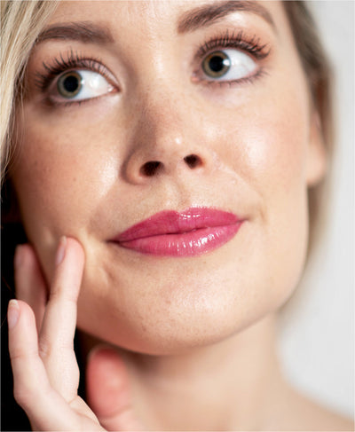 rosy natural mango lip honey by Ere Perez applied on the lips for a hydrating gloss  