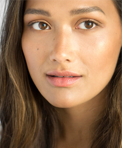 natural &amp; delicate rice powder bronzer by Ere Perez applied on skin for a healthy glow