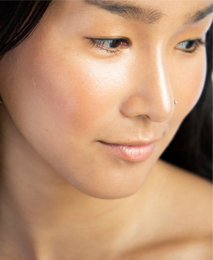 vanilla highlighter Ere Perez applied on sensitive skin for a healthy glow  