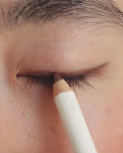 natural jojoba eye pencil by Ere Perez applied on the eyes as an eye shadow and eyeliner for a defined wing 